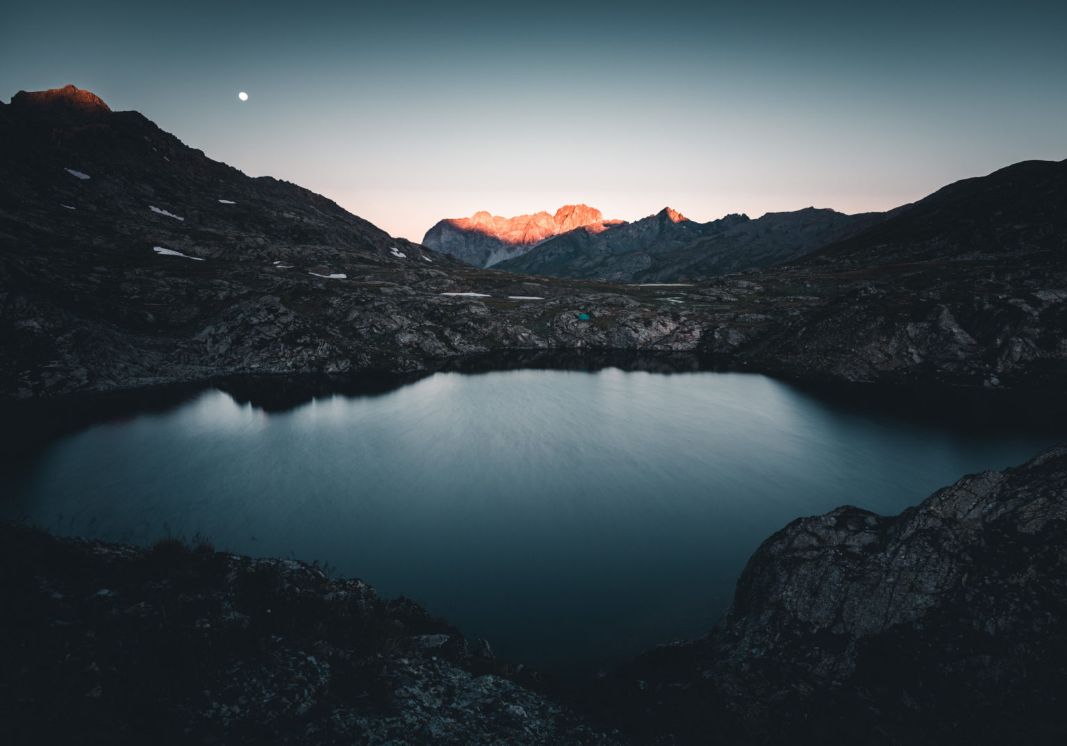 Отражение ночи в Горном озере